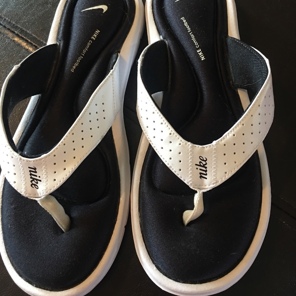Nike memory foam flip flops size 8